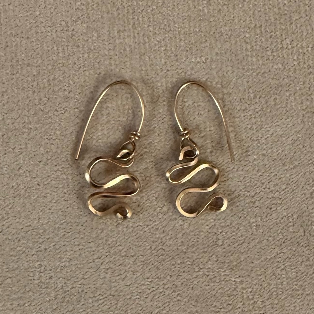 Elegant Dainty Gold Swirl Earrings